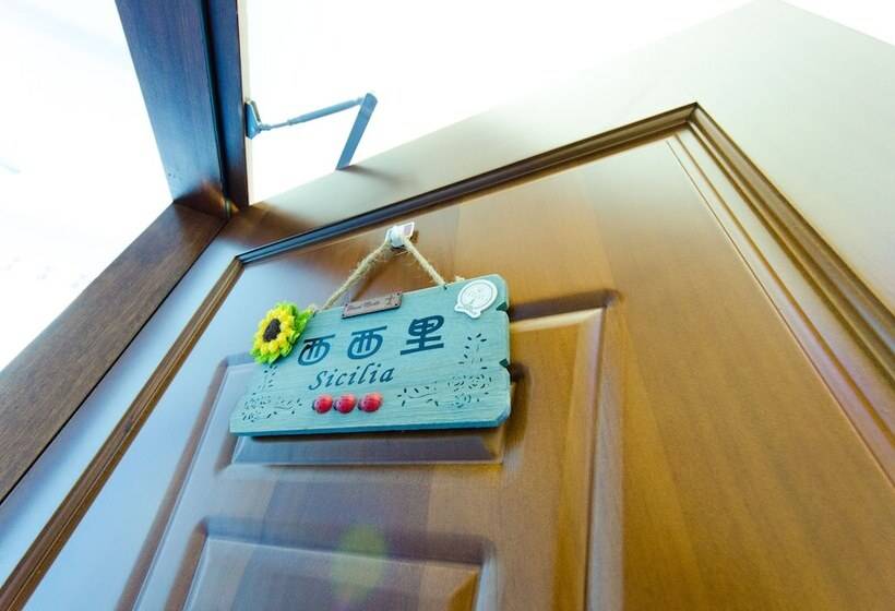 تختخواب و صبحانه Yellow Submarine