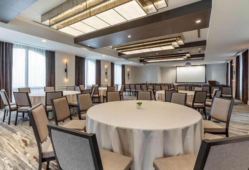 Cambria Hotel Houston Downtown Convention Center