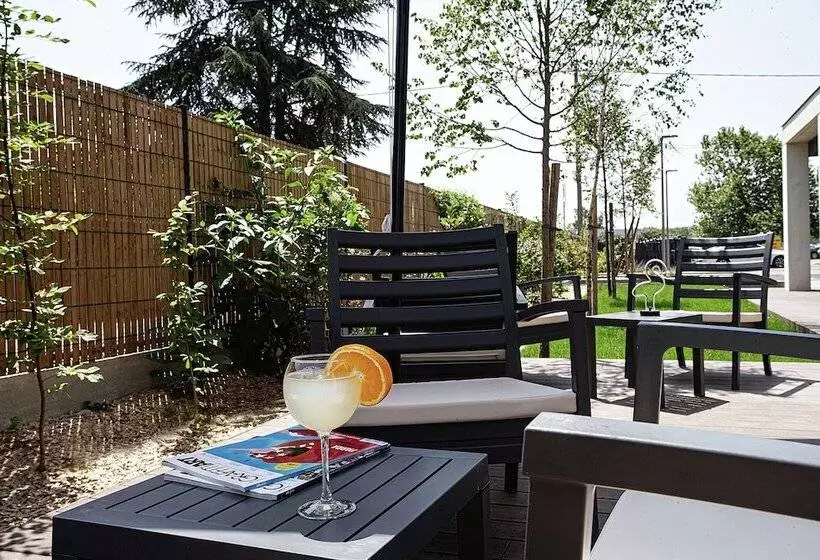 ホテル Hampton By Hilton Toulouse Airport