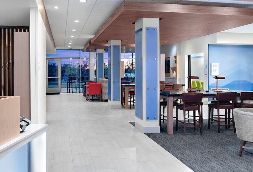 Hotel Holiday Inn Express & Suites   Elkhorn   Lake Geneva Area, An Ihg