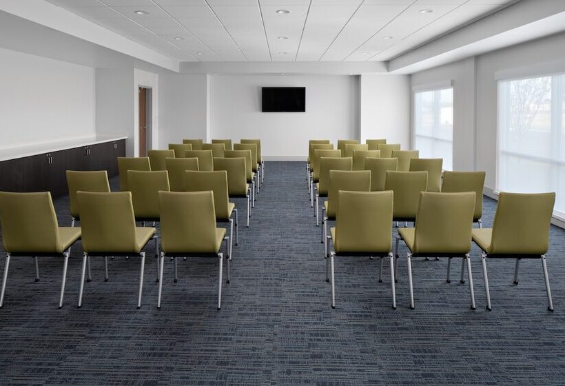 Hotel Holiday Inn Express & Suites   Elkhorn   Lake Geneva Area, An Ihg