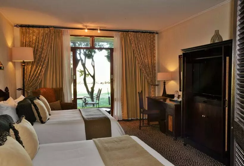 Отель Bakubung Bush Lodge