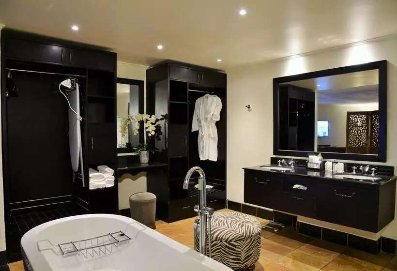 Отель Bakubung Bush Lodge