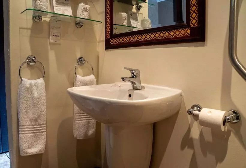 Отель Bakubung Bush Lodge