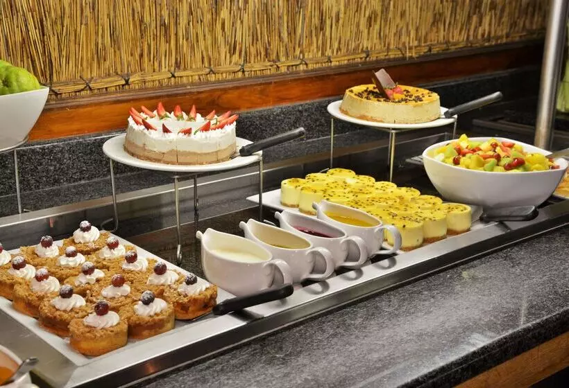 Отель Bakubung Bush Lodge