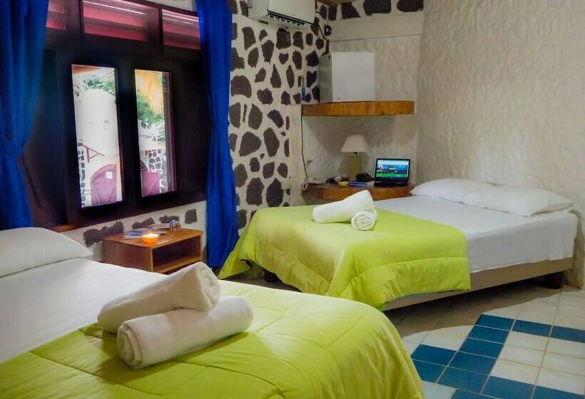 פונדק El Castillo Galapagos