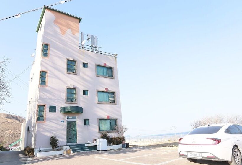 Hotel Mangsang Beach Pension