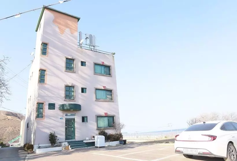 ホテル Mangsang Beach Pension