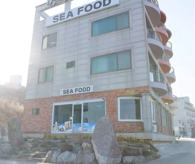 ホテル Mangsang Beach Pension