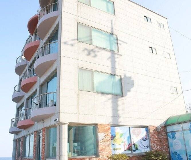 Hotel Mangsang Beach Pension