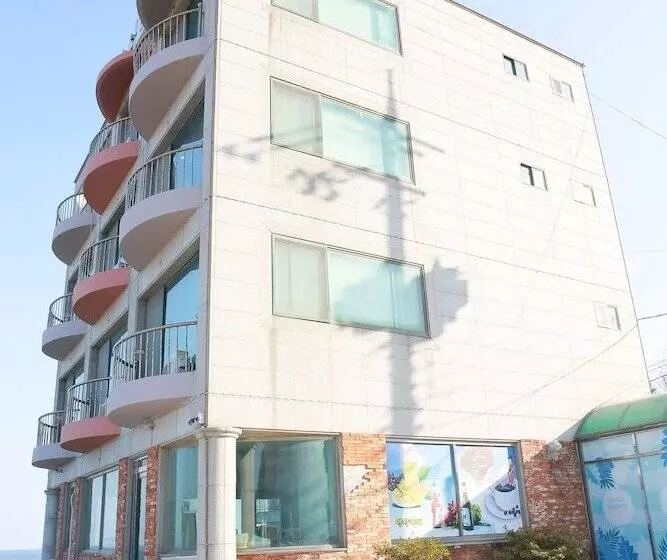 ホテル Mangsang Beach Pension