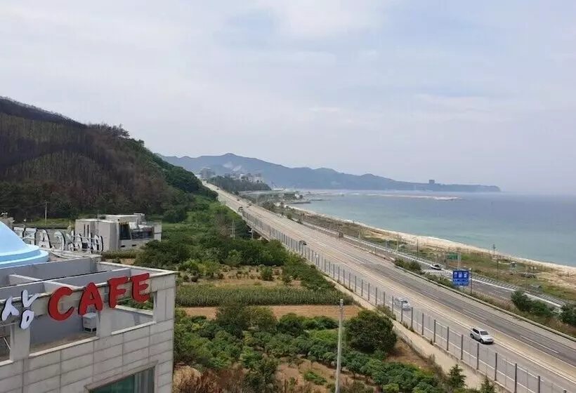 ホテル Mangsang Beach Pension