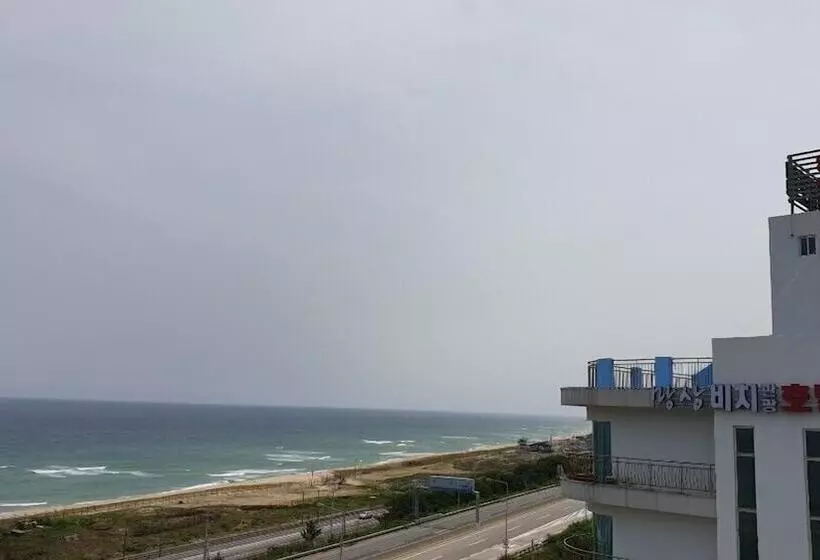 ホテル Mangsang Beach Pension
