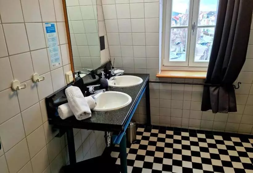 پانسیون Gasthof Gästehaus Am Storchenturm