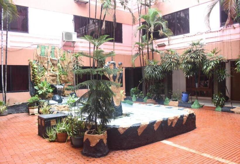 Hotel Reddoorz Plus Near Rscm Jakarta