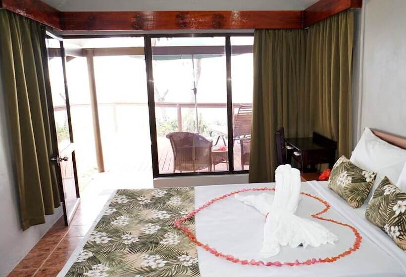 בית מלון כפרי Namolevu Beach Bures