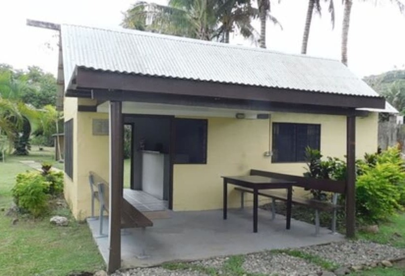 בית מלון כפרי Namolevu Beach Bures