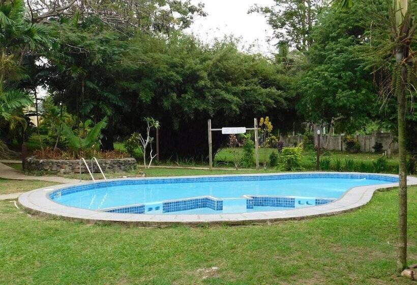 בית מלון כפרי Namolevu Beach Bures