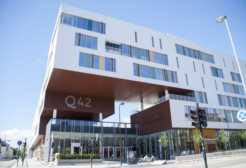 فندق Q42