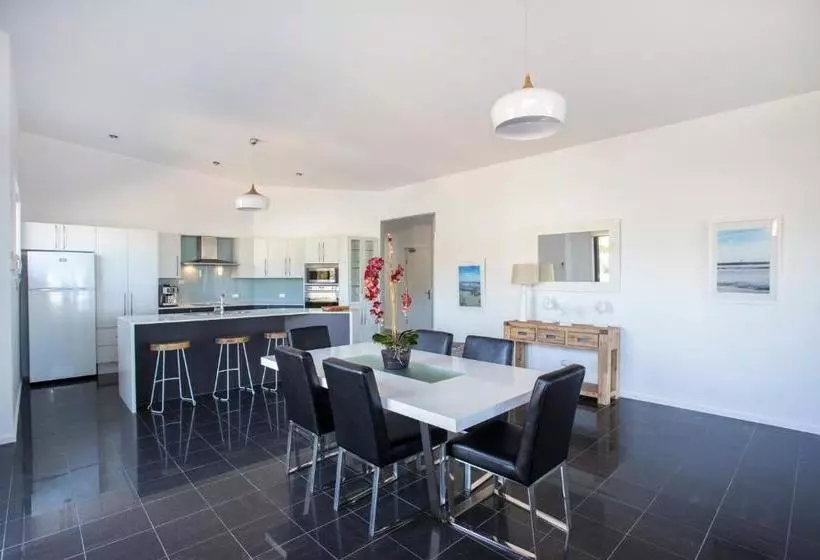 Mollymook Beachfront Executive Apartment