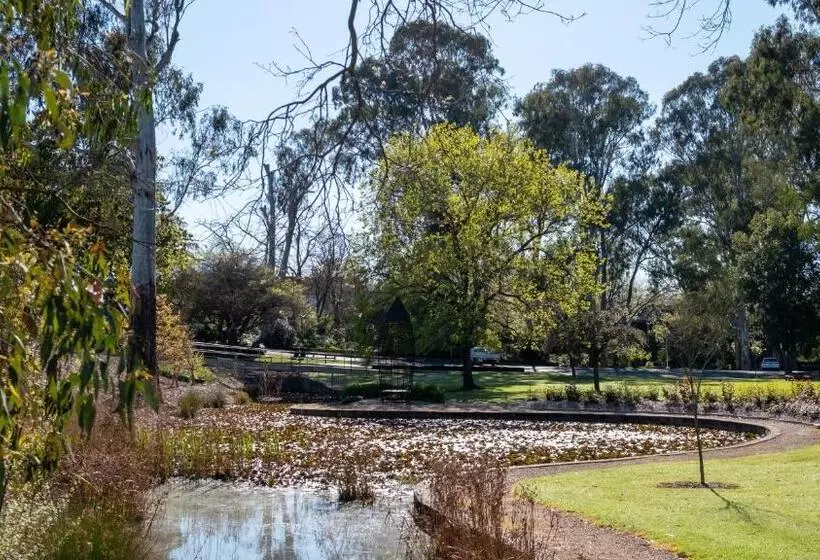 Motelli Parkview Motor Inn And Apartments