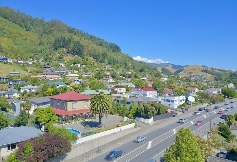 Wakatu Lodge   Hostel
