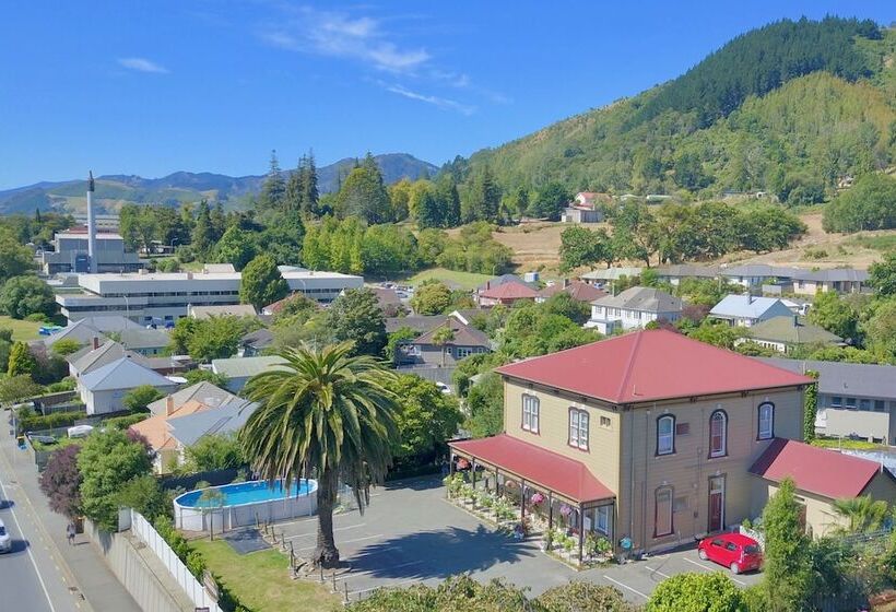 Wakatu Lodge   Hostel