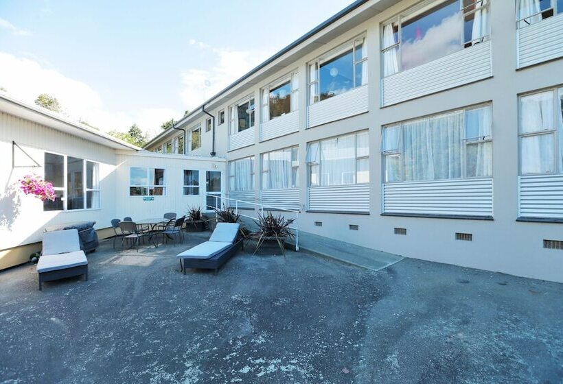 Wakatu Lodge   Hostel