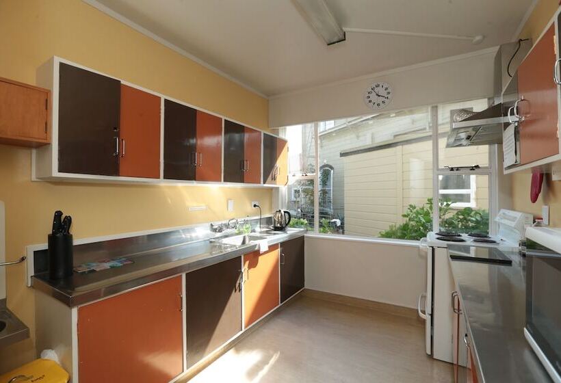 Wakatu Lodge   Hostel