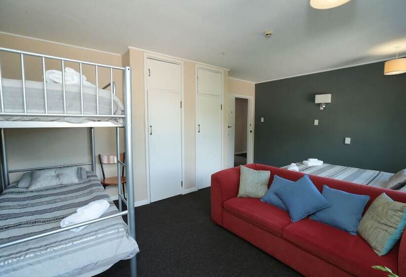 Wakatu Lodge   Hostel