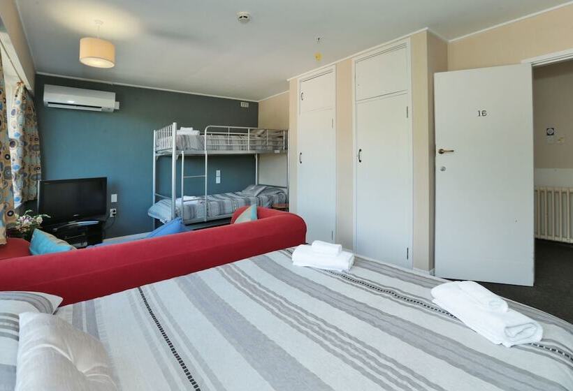 Wakatu Lodge   Hostel