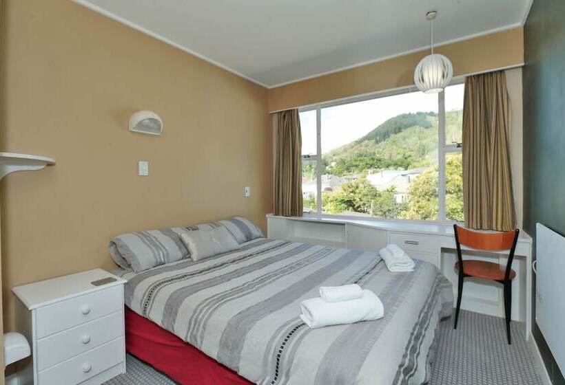 Wakatu Lodge   Hostel