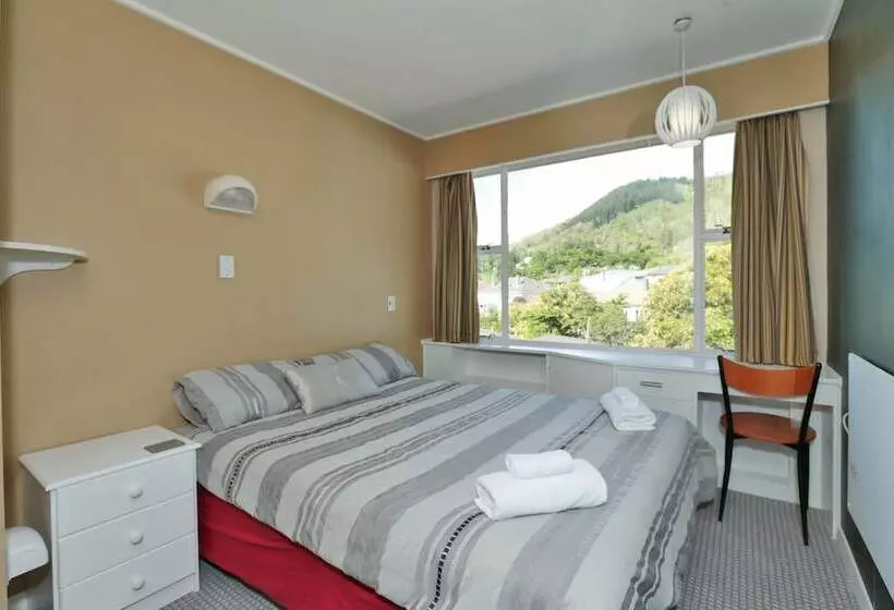 Wakatu Lodge   Hostel