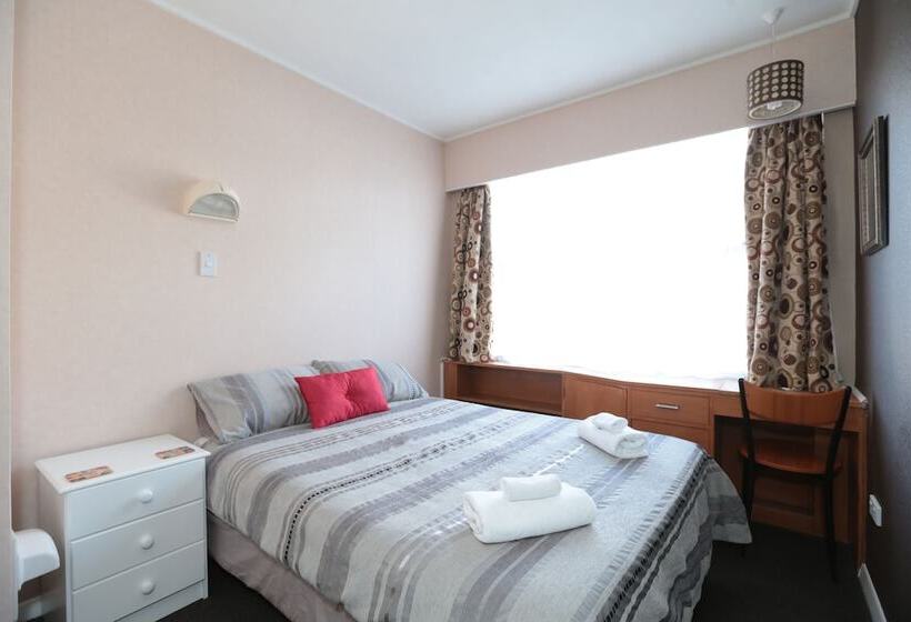 Wakatu Lodge   Hostel