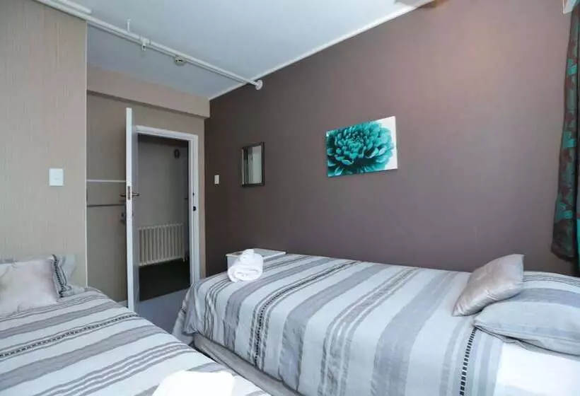 Wakatu Lodge   Hostel
