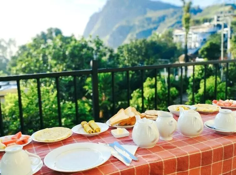 تختخواب و صبحانه Ella Floating View