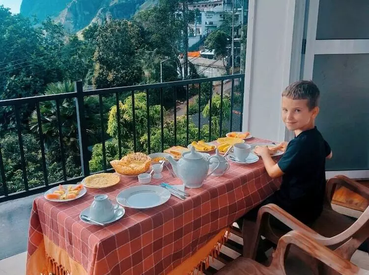 تختخواب و صبحانه Ella Floating View