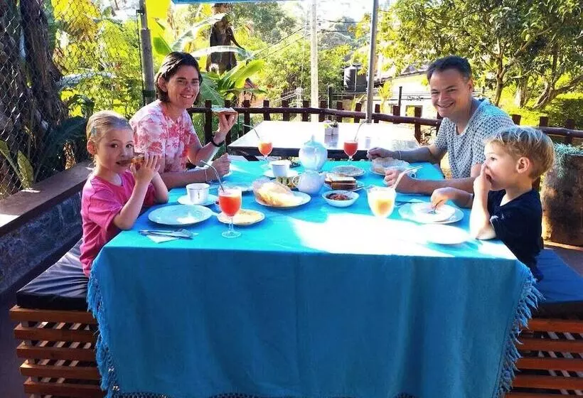 تختخواب و صبحانه Ella Floating View