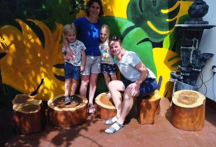 تختخواب و صبحانه Ella Floating View