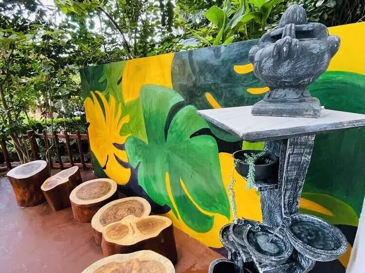 تختخواب و صبحانه Ella Floating View