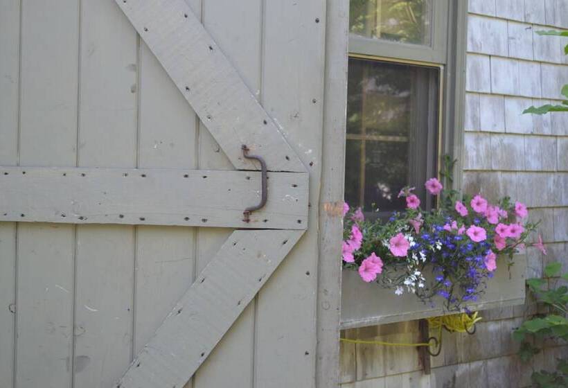 Red Mahone Bed & Breakfast