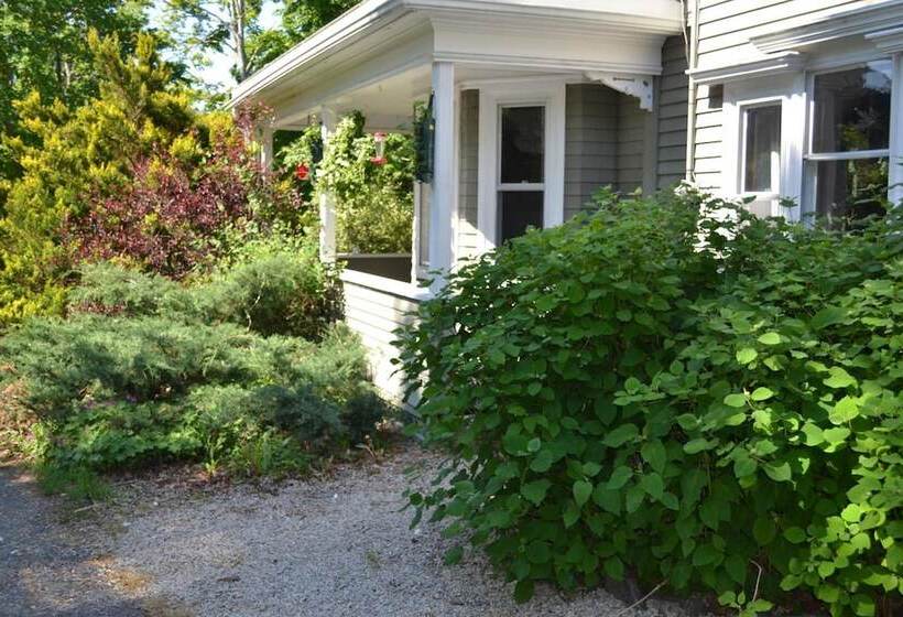 Red Mahone Bed & Breakfast