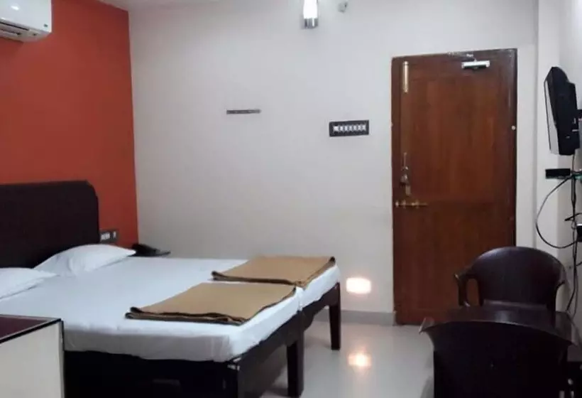 ホテル Iroomz Woodlands Lodge
