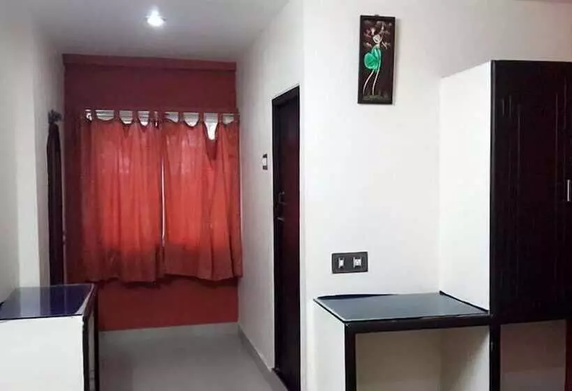 ホテル Iroomz Woodlands Lodge