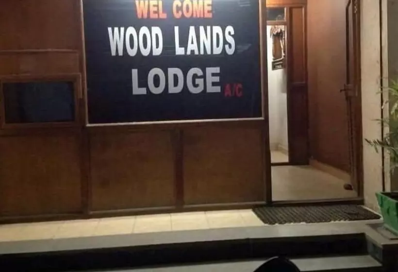 ホテル Iroomz Woodlands Lodge