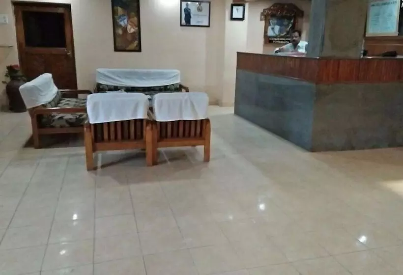 ホテル Iroomz Woodlands Lodge