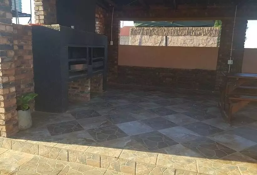 Hotelli Msawawa Lodge & Pub
