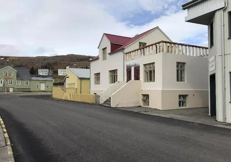 پانسیون Guesthouse Steinhusid