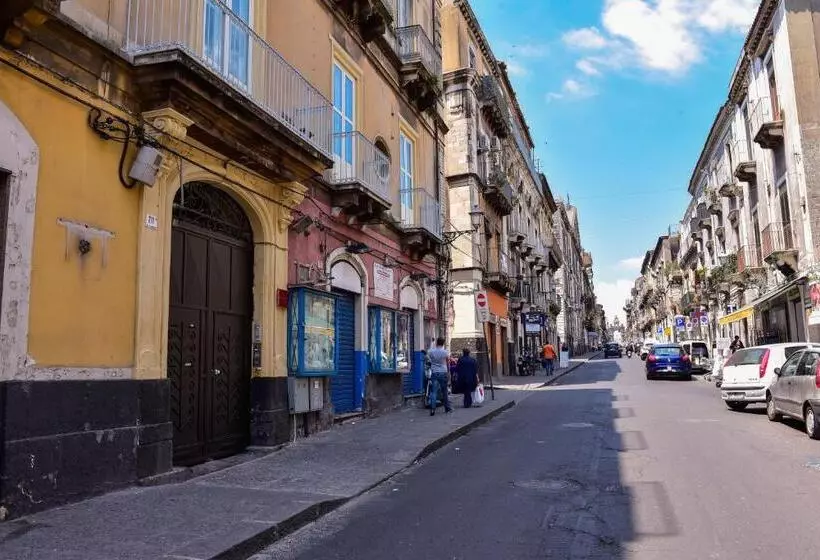 تختخواب و صبحانه Palazzo Degli Affreschi