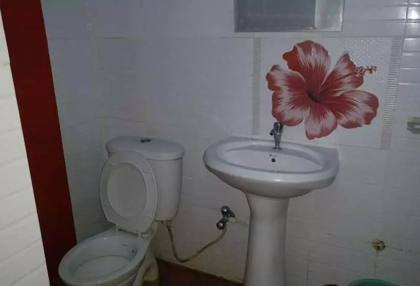 ホテル Iroomz Shanthana Residency